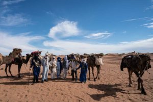 Juan Antonio con camelleros. Marruecos