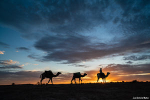 Atardecer caravana. Marruecos